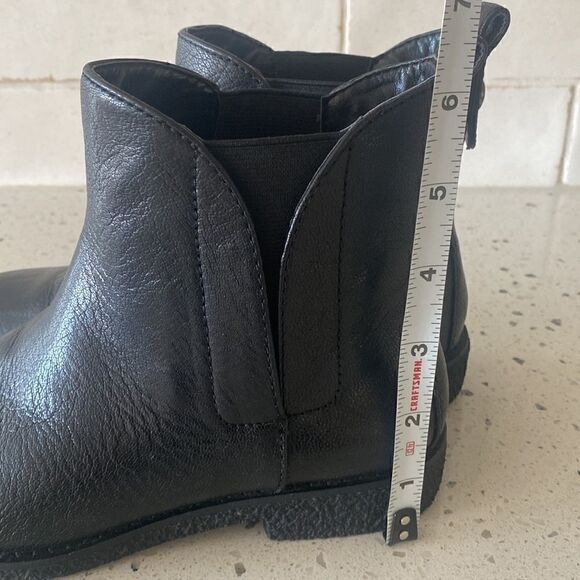 BCBGeneration Yuri Women’s Black Leather Ankle Chelsea Pull On Boots Size 5.5M - Picture 10 of 14